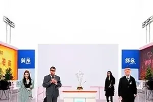 回声收集者专题配图，老式录音设备特写