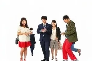 拾荒者年鉴专题配图，整齐码放的旧物与木箱