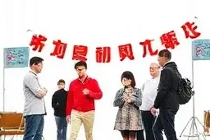 停电那一夜专题配图，停电后桌上的烛光