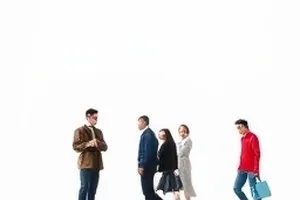 北纬三十度的信专题配图，桌面摊开的旧信件